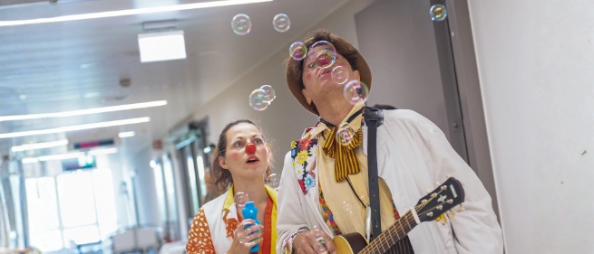 Wiesbadener Clown Doktoren im Einsatz – eines der Projekte, das die R+V mit ihrer Weihnachtsspende 2025 unterstützte, Foto: Clown Doktoren